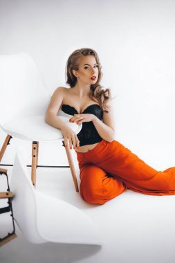 genç kadın kırmızı pantolonuyla poz