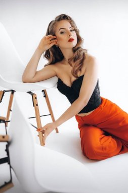 genç kadın kırmızı pantolonuyla poz