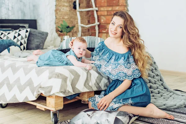 Jovem mãe e seu bebê menina — Fotografia de Stock