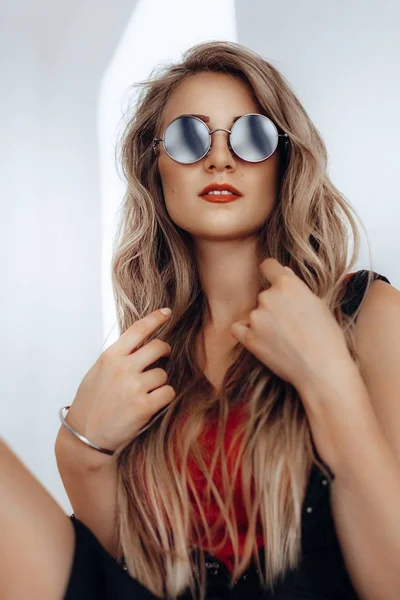 Mujer joven posando en gafas de sol negras — Foto de Stock