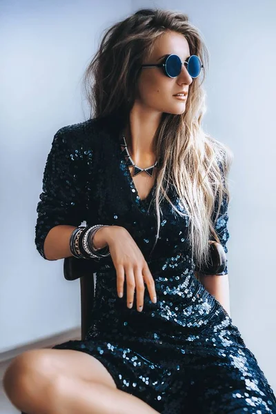 Giovane donna posa in occhiali da sole neri — Foto Stock