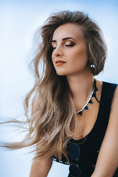  genç kadın siyah giysilerle poz