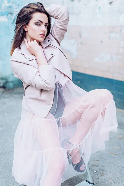 genç kadın moda elbiseyle poz