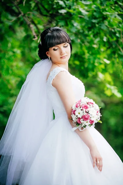 Bella sposa in abito bianco — Foto Stock