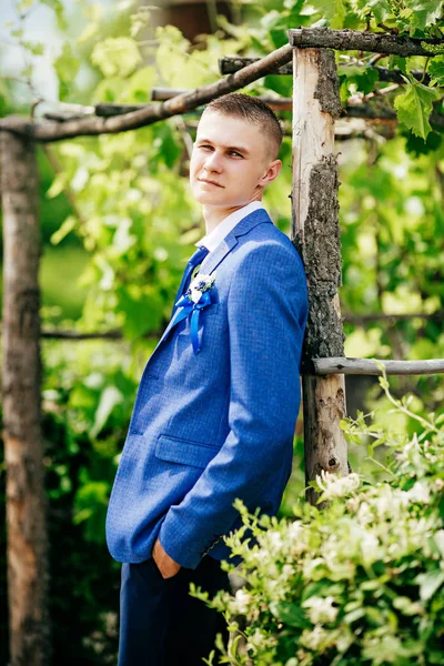 Novio guapo esperando novia —  Fotos de Stock