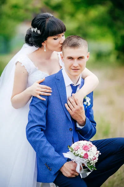 Novia y novio en el día de su boda —  Fotos de Stock