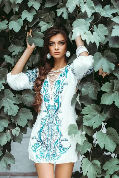 Mujer joven posando en vestido de verano — Foto de Stock