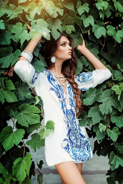 genç kadın yaz elbiseyle poz
