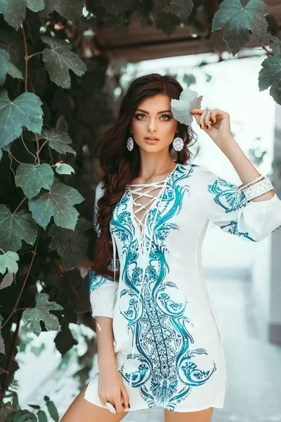 genç kadın yaz elbiseyle poz