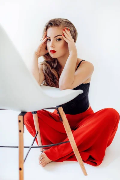 Joven posando en pantalones rojos — Foto de Stock