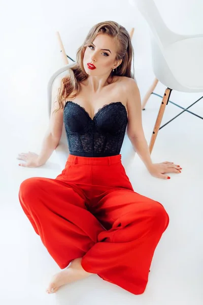 Jonge vrouw poseren in rode broek — Stockfoto