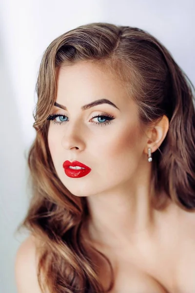 Kırmızı dudaklı güzel bir genç kadın. — Stok fotoğraf