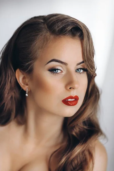 Bela jovem mulher com lábios vermelhos — Fotografia de Stock