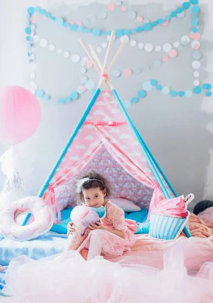 Baby girl in room at Birthday party. — Stock Photo, Image