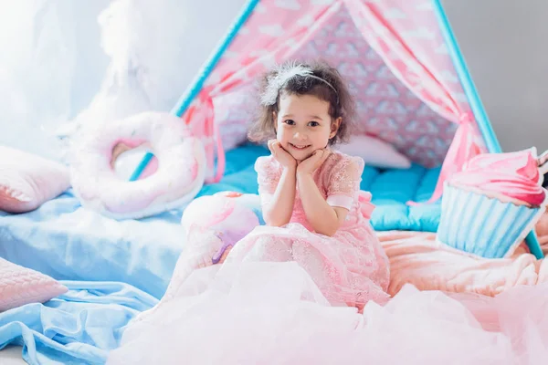 Baby girl in room at Birthday party. — Stock Photo, Image