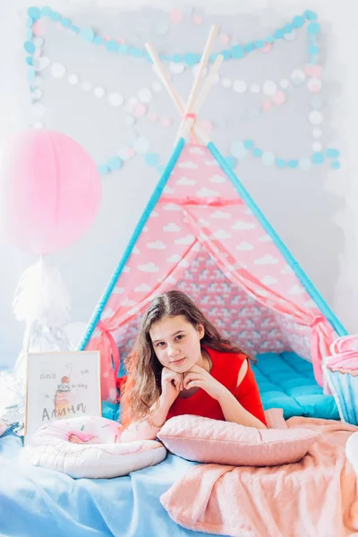 Mutlu anne pembe çadır poz 