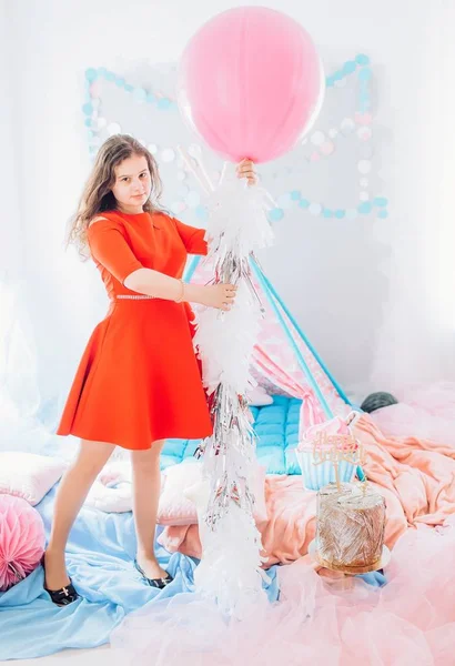 Mutlu anne pembe çadır poz 