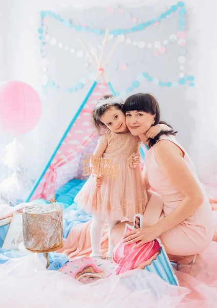 파티에서 포즈를 취하는 어머니 및 아기 소녀 — 스톡 사진