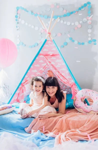 Madre y bebé posando en la fiesta —  Fotos de Stock