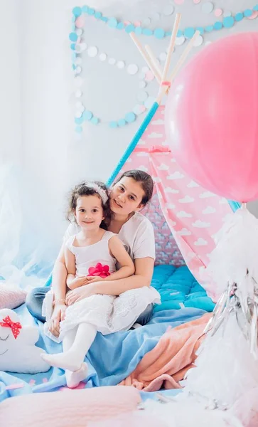 Mãe e bebê menina posando na festa — Fotografia de Stock