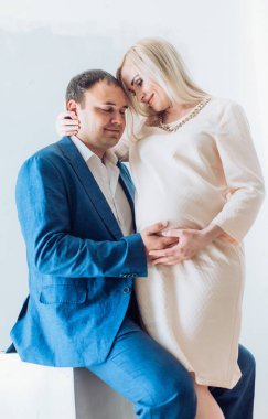 güzel genç bir çift bekliyor bebek 