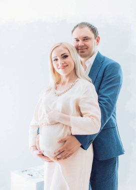 güzel genç bir çift bekliyor bebek 