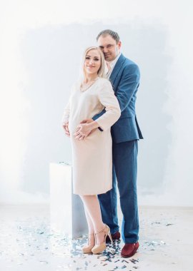 güzel genç bir çift bekliyor bebek 