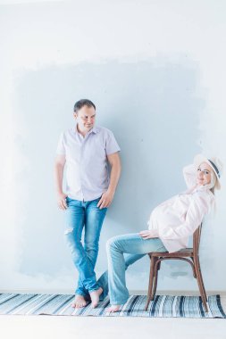 güzel genç bir çift bekliyor bebek 