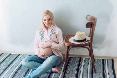 Güzel hamile kadın. 