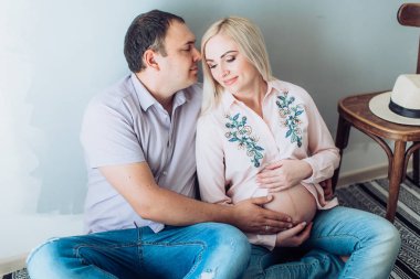 güzel genç bir çift bekliyor bebek 