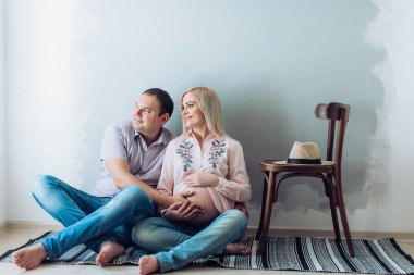 güzel genç bir çift bekliyor bebek 