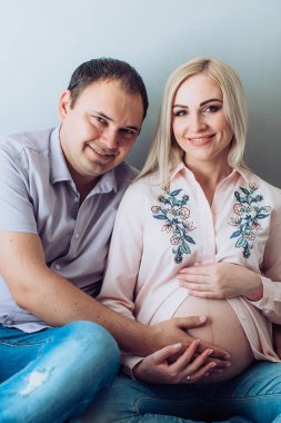 güzel genç bir çift bekliyor bebek 