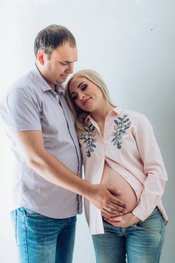 güzel genç bir çift bekliyor bebek 