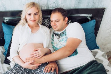 güzel genç bir çift bekliyor bebek 