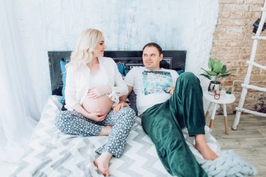 güzel genç bir çift bekliyor bebek 