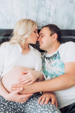 güzel genç bir çift bekliyor bebek 