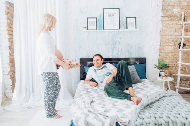 güzel genç bir çift bekliyor bebek 