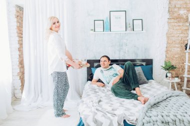 güzel genç bir çift bekliyor bebek 