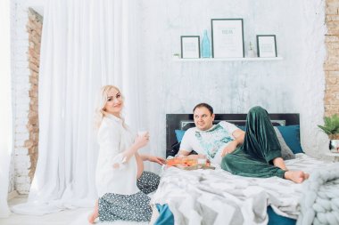 güzel genç bir çift bekliyor bebek 