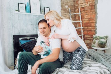 güzel genç bir çift bekliyor bebek 