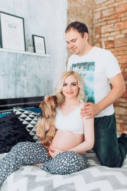 güzel genç bir çift bekliyor bebek 