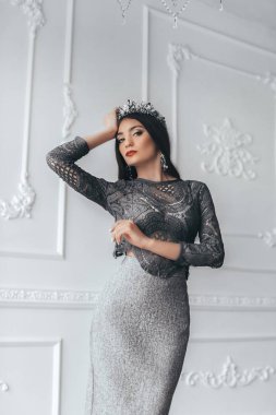 Karga güzel genç kadın 