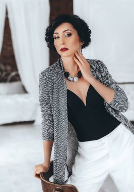 Güzel esmer kadın.