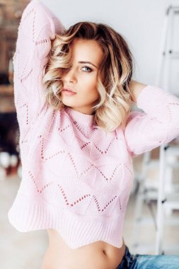 güzel genç sarışın kadın kılığında