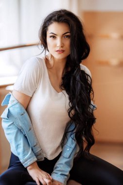 ceketli güzel genç kadın