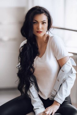 ceketli güzel genç kadın