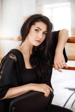 genç kadın Siyah elbisenin içinde poz