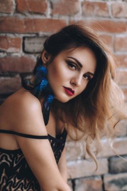 genç kadın Siyah elbisenin içinde poz