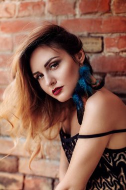 genç kadın Siyah elbisenin içinde poz