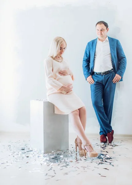 Bella giovane coppia in attesa di bambino — Foto Stock